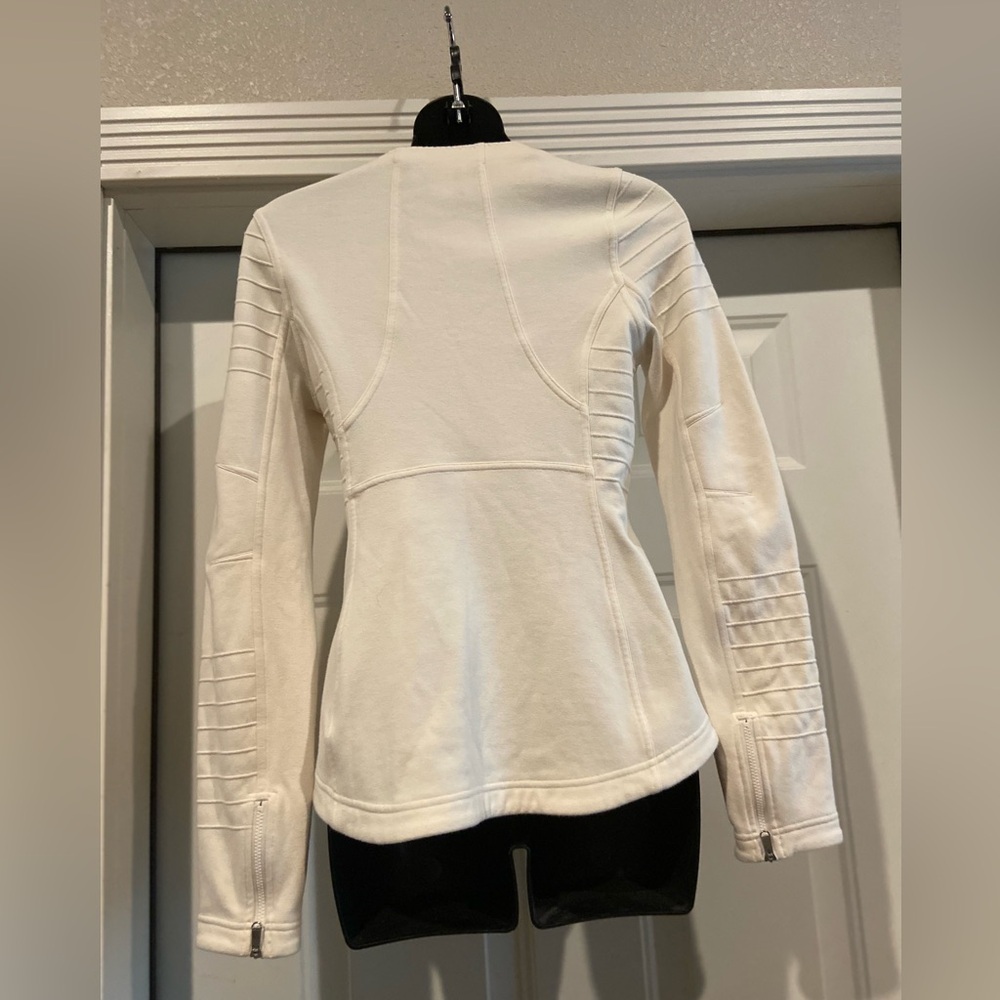 Athleta~Soft~Ivory~Form-Fitting~Asymmetrical Zip Closure~Light Jacket~Size XSP - Picture 11 of 16